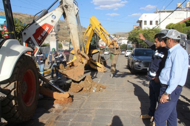 Inicio de trabajos de la Junta Intermunicipal de Agua Potable en la importante vialidad Calle Quebradilla inicio de trabajos