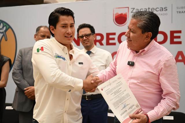 El gobernador entregó 63 documentos en diversas modalidades WhatsApp Image 2025 09 23 at 3.35.29 PM