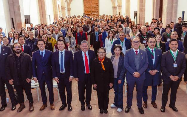 El foro fue moderado por la periodista Cristina Ávila y Ángel Román, rector de la UAZ WhatsApp Image 2025 11 12 at 2.25.40 PM