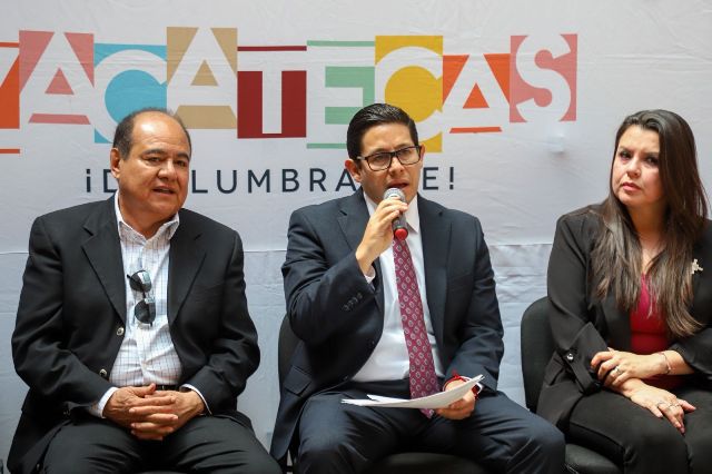 Jorge Miranda, flanqueado por Le Roy Barragán y Norma Garza WhatsApp Image 2026 03 26 at 2.59.11 PM