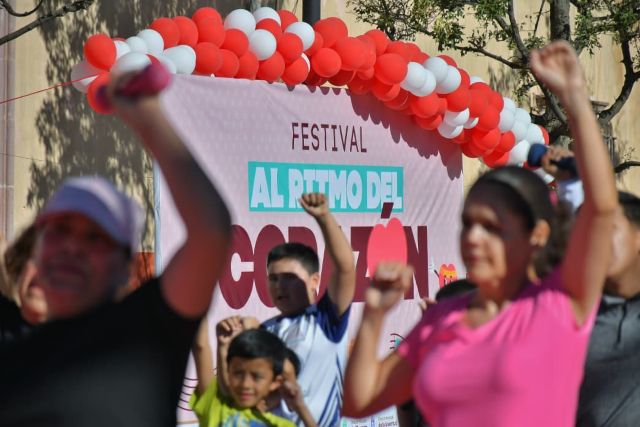 Numerosas familias participaron en los festivales a bailar