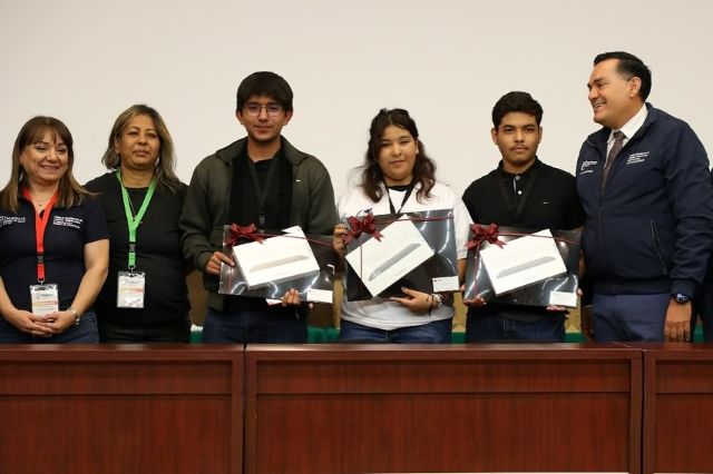 De los estudiantes que ganaron a nivel estatal, con el director general del Cozcyt a la feria Sonora