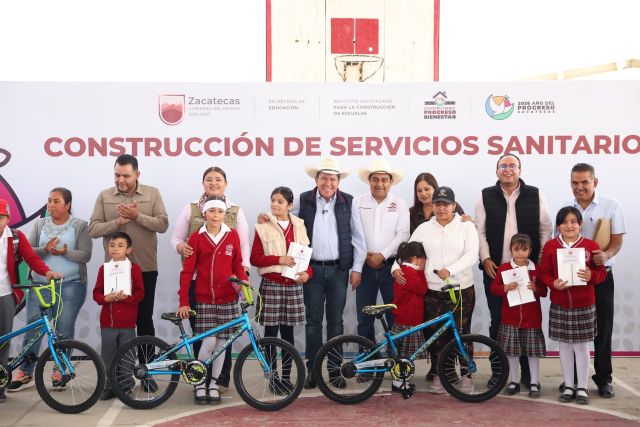 David Monreal con alumnas y alumnos ganadores de bicicletas bicis ara las y los