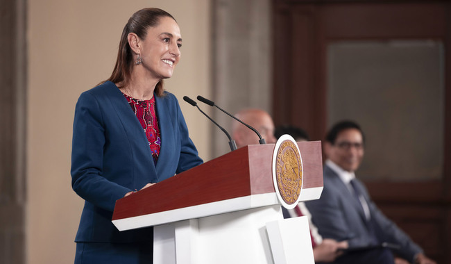 La Presidenta de México, en "La Mañanera del Pueblo" Cuauhtémoc, Ciudad de México. 4 de marzo 2026. La presidenta constitucional de los Estados Unidos Mexicanos, la Doctora Claudia Sheinbaum Pardo en conferencia de prensa matutina en el salón de la Tesorería de Palacio Nacional. La acompañan: Jesús Antonio Esteva Medina, secretario de Infraestructura, Comunicaciones y Transportes; Jorge Mendoza, director del Banco Nacional de Obras y Servicios Públicos (Banobras); Miguel Ángel Elorza Vásquez, coordinador de Infodemia. Foto: Gabriel MonroyPresidencia