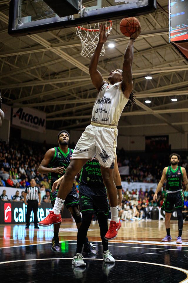 Mineros se desplegaron desde los primeros minutos frente a Santos canasta