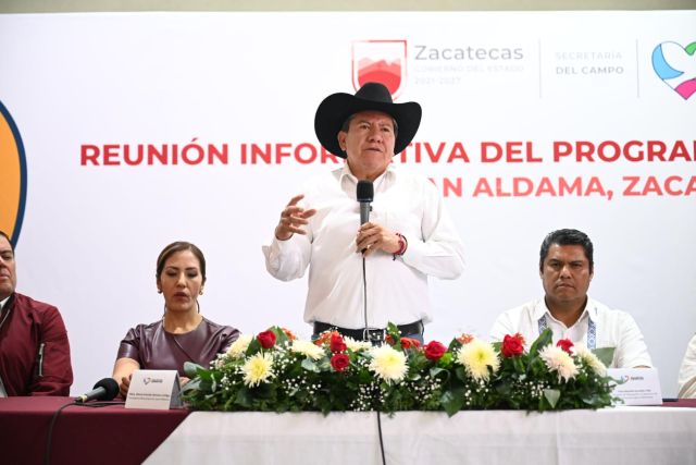 Con alcaldesas, alcaldes, funcionarios de los tres niveles de Gobierrno, David Monreal informó y respondió a los productores de frijol con alcaldes y funcionarios