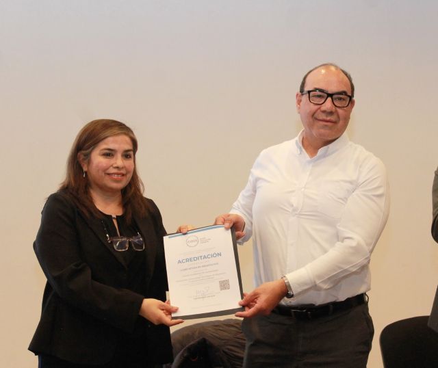 La directora Silvia Puga y el rector Ángel Román en la ceremonia con la directora y el rector