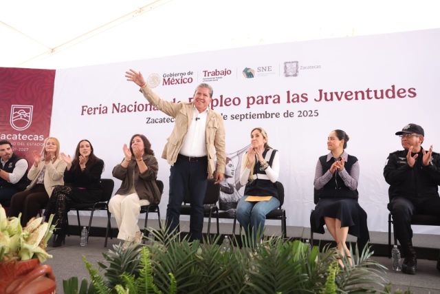 david monreal en la feria de empleo
