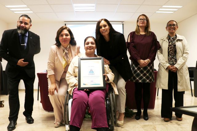 La directora del Instituto para la Atención e Inclusión de las Personas con Discapacidad recibe la presea de la inclusion