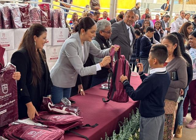 La legisladora local participa en la entrega en las escuelas de los municipios y esta capital enlaentrega de mochilas