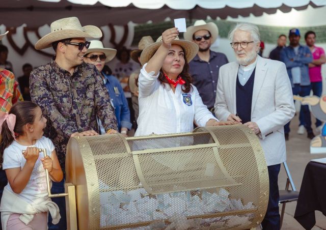 La gran rifa del automóvil con la presidenta honorífica de SEDIF, Sara Hernández de Monreal la gran rifa