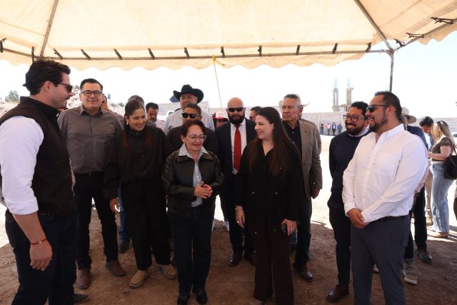 Acudió la rectora de la Universidad Rosario Castellanos Xóchitl Herrera; en la imagen con la secretaria de Educación Gabriela Pinedo y otras autoridades lasecretaria copy