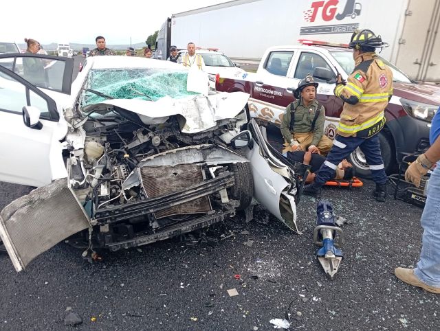 Fuerte impacto por alcance del auto contra la unidad pesada lesionados