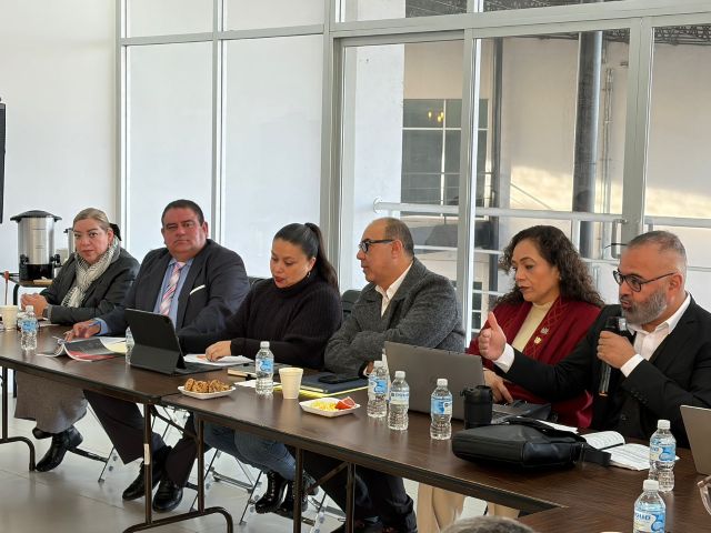 El rector Ángel Román y la secretaria general del SPAUAZ Jenny González encabezaron este quinto encuentro mesadenego