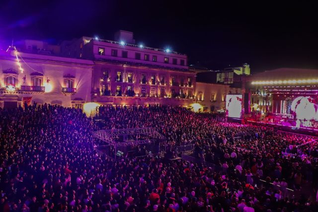 miles de espectadores