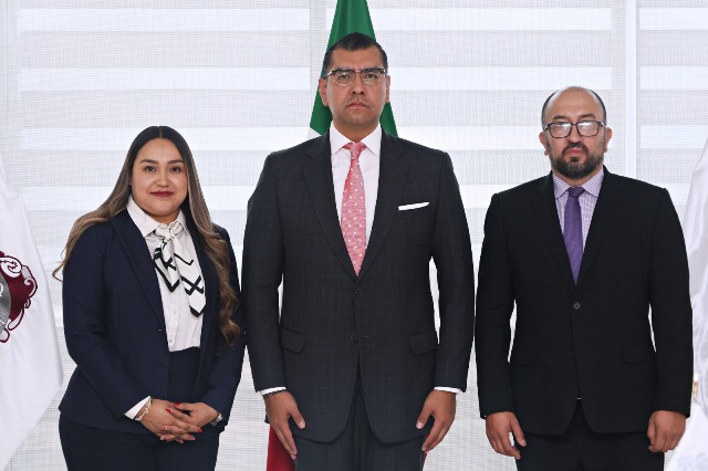 Cristian Paul Camacho, flanquedo por Rosa Elena de la O Escobedo y Roberto Enrique Terrón Sánchez nuvos
