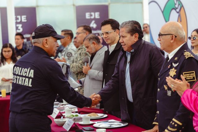 Foto de archivo, gobernador en acto de seguridad pública polis estatales