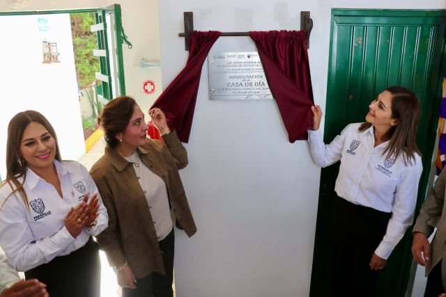 Develación de placa presidentas