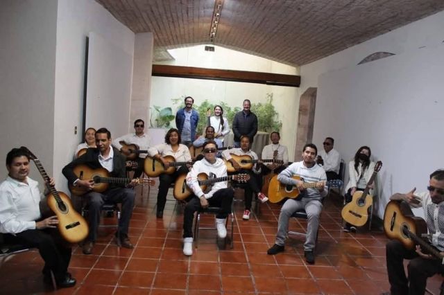 Daniela Ruiz con alumnos