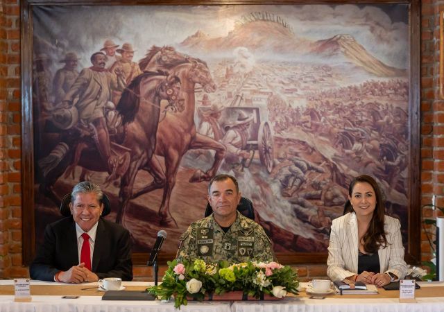 El mandatario estatal, el comandante interino de la 11 zona militar y la gobernadora hidrocálida en la 11