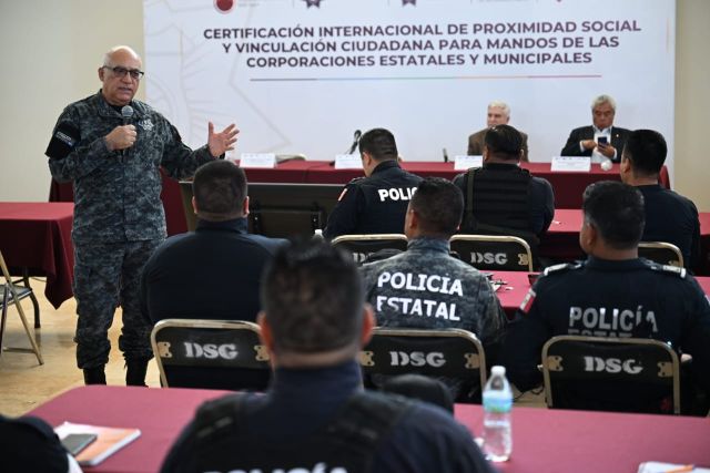General Arturo Medina Mayoral, secretario de Seguridad Pública ante policías certificados general medina mayoral