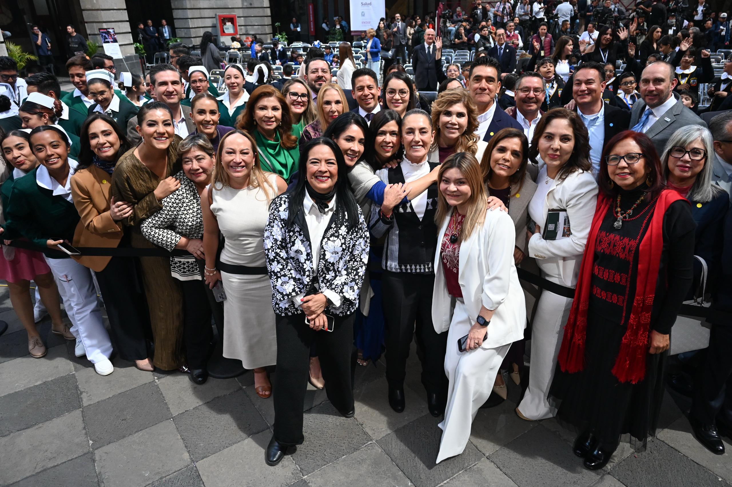 las presidentas de SEDIF y de Mexico