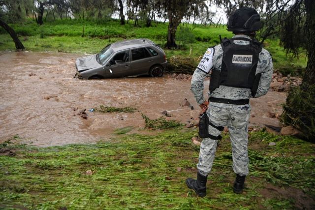 auto en arroyo