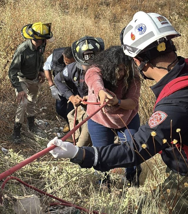 ayudan a la conductora