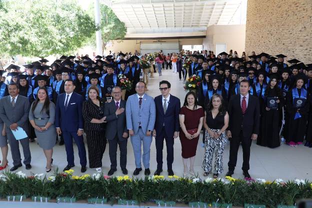 Ceremonia de graduación WhatsApp Image 2025 04 10 at 2.57.20 PM