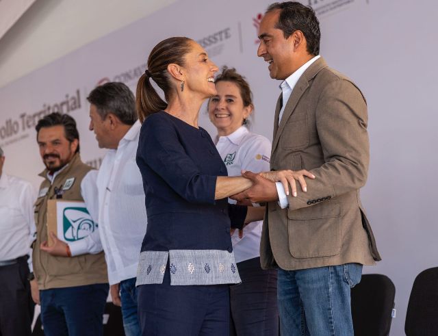 La Presidenta de México y el alcalde guadalupense WhatsApp Image 2025 04 12 at 4.06.39 PM