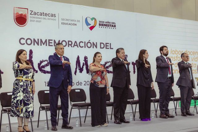 El gobernador y otras autoridades, presentes en la ceremonia ceremonia de reconocimiento