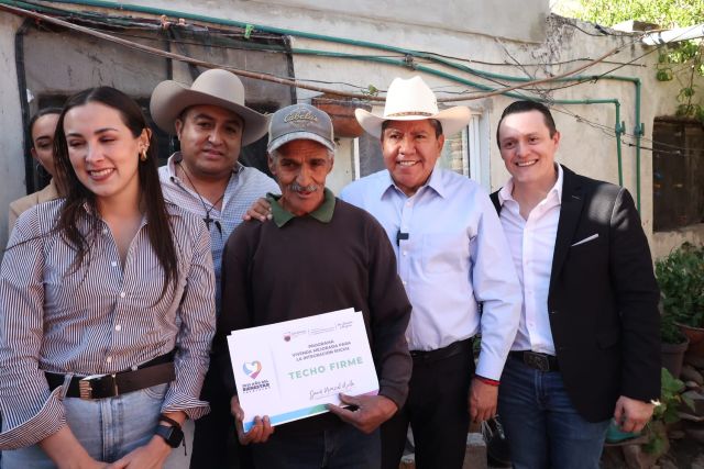 El gobernador y sus colaboradores recorrieron varias comunidades dos me techos