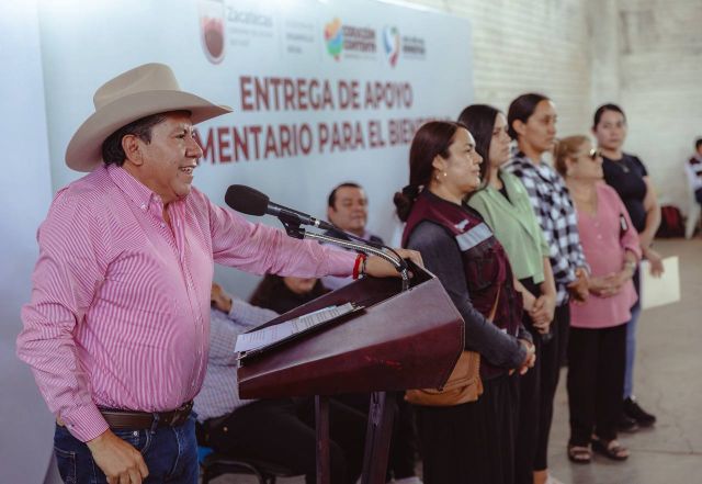El gobernador en Miguel Auza con beneficiarios del programa en marcha