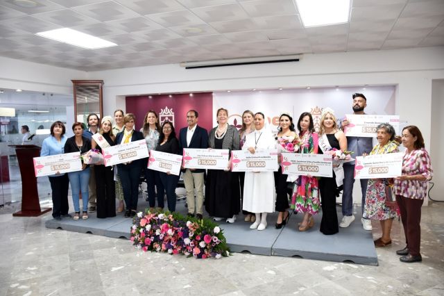 El presidente municipal encabezó la entrega de los cheques respectivos entrega de cheques
