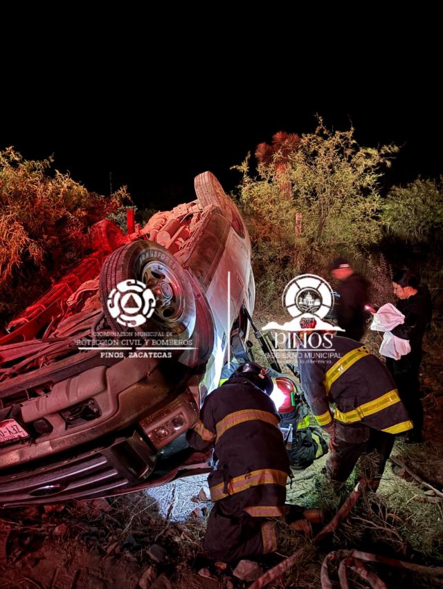 Fotografía de la corporación sobre la volcadura del auto en el que la fallecida quedó atrapada imagen PC Pinos