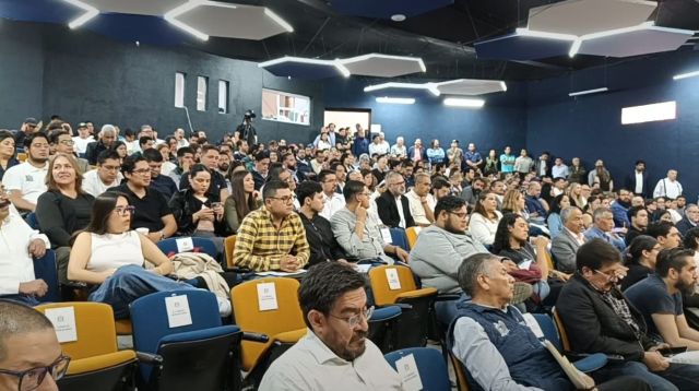 La sesión se realizó en el auditorio del Orgullo Universitario okidoqui