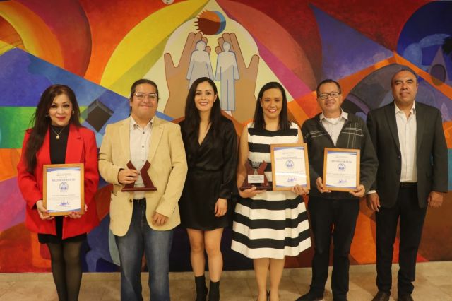 La presidenta de la CEDHEZ Marisela Dimas entregó los diplomas premios CDHEZ