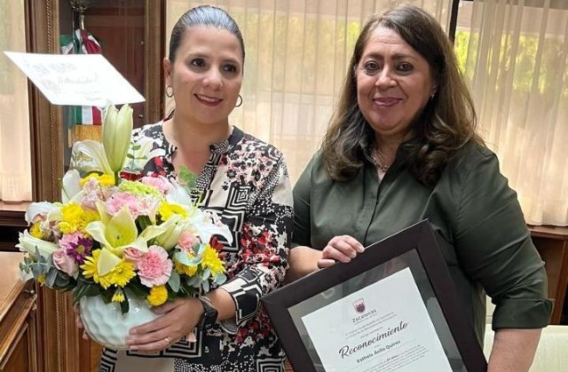 En su último día de servicio Esthela Ávila Quiroz con la secretaria Gabriela Pinedo reconcien copy