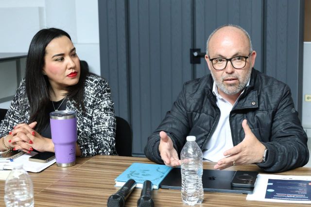 La subsecretaria de Atención Ciudadana Diana Saucedo y el comisionado Everardo Ramírez subs y comisionado