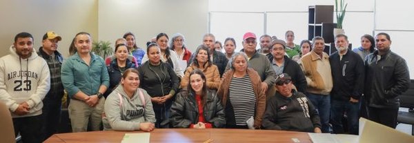 Familias beneficiarias con la secretaria Luz Eugenia Pérez