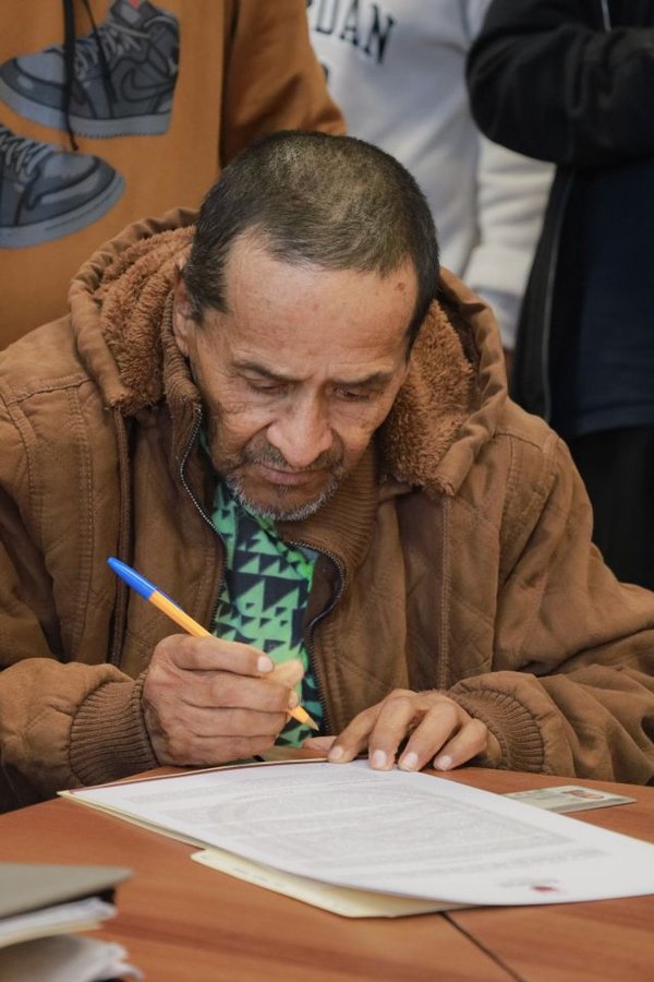 Vecino de la colonia al momento de firmar