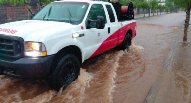 Camioneta de Bomberos circula por calle inundada en zona conurbada Zacatecas-Guadalupe