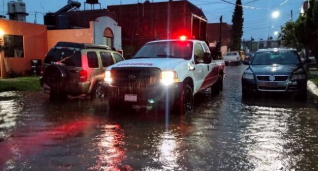 Bomberos inspeccionan alcantarilla durante lluvias en Guadalupe