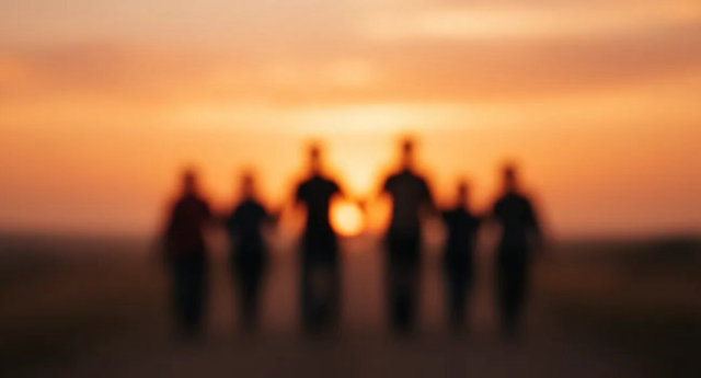 Amanecer con siluetas caminando