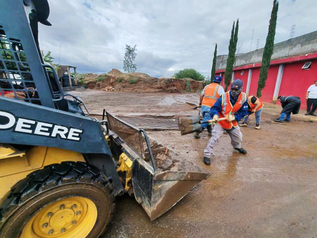 Desborda arroyo en Siglo XXI e inunda viviendas en Villas del Vergel