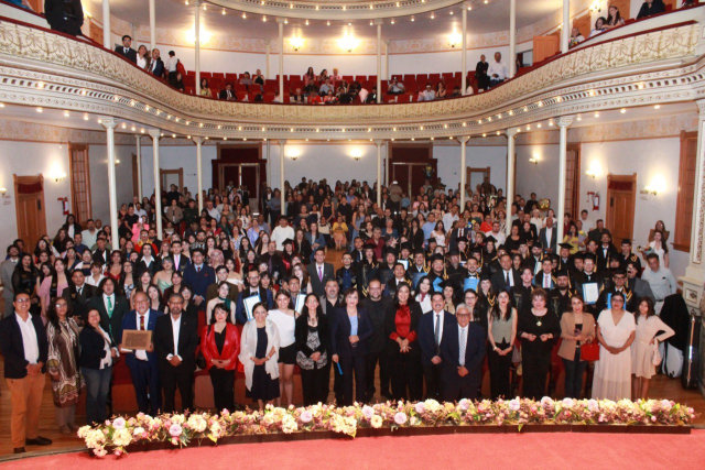 Egresados con birrete durante la ceremonia de graduación