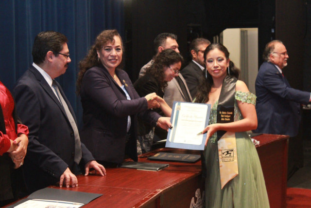 Entrega de reconocimientos a egresados