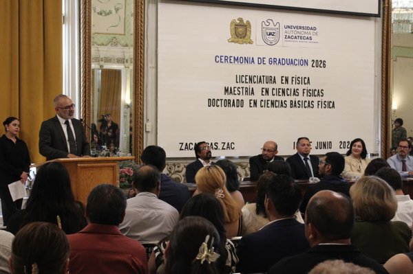 La ceremonia se llevó a cabo en el foyer del teatro Calderón 593 2026 Con sólida formación científica, egresan estudiantes de Física de la UAZ (6)