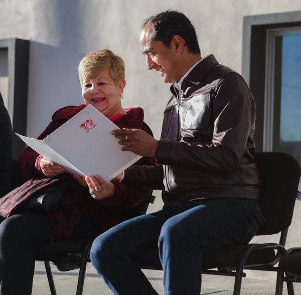 El alcalde con una de las beneficiarias