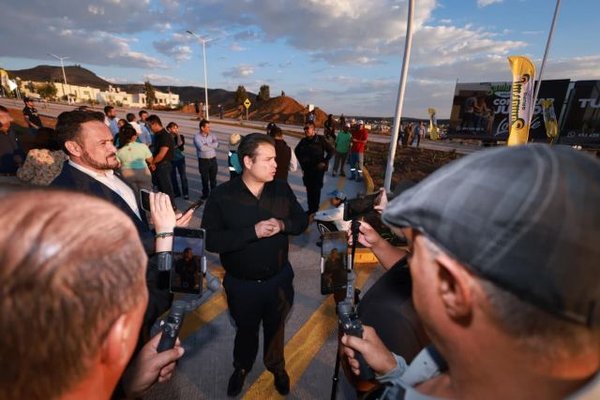 Colonos y autoridades en la apertura